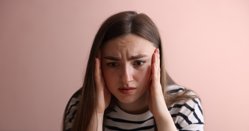 英語で話すことを恐れる心理と失敗恐怖のイメージ